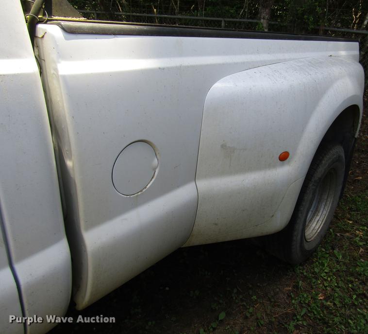 image for item DD3007 2006 Ford F350 Super Duty pickup truck