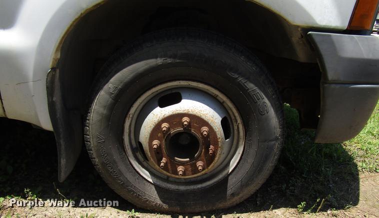 image for item DD3007 2006 Ford F350 Super Duty pickup truck