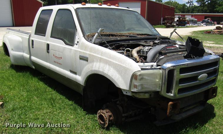 image for item DD3011 2005 Ford F350 Super Duty Crew Cab pickup truck