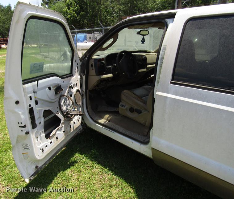 image for item DD3011 2005 Ford F350 Super Duty Crew Cab pickup truck