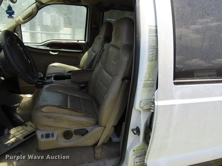 image for item DD3011 2005 Ford F350 Super Duty Crew Cab pickup truck