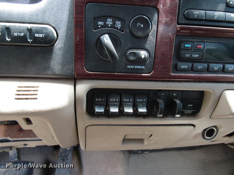 image for item DD3011 2005 Ford F350 Super Duty Crew Cab pickup truck