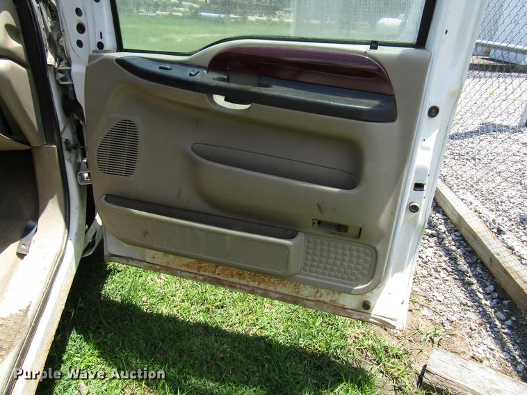 image for item DD3011 2005 Ford F350 Super Duty Crew Cab pickup truck