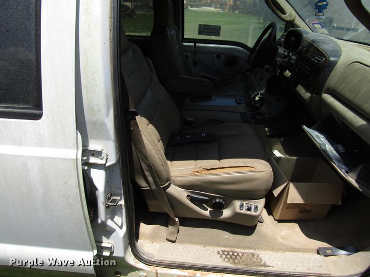 image for item DD3011 2005 Ford F350 Super Duty Crew Cab pickup truck