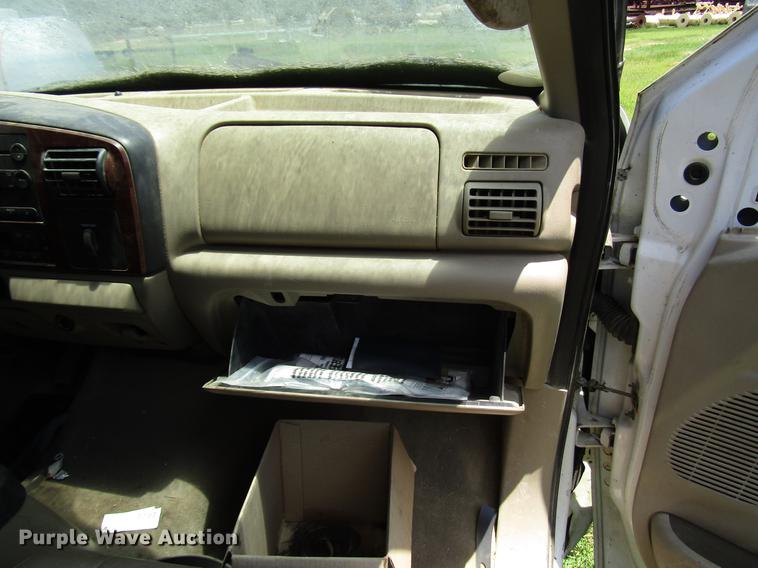 image for item DD3011 2005 Ford F350 Super Duty Crew Cab pickup truck