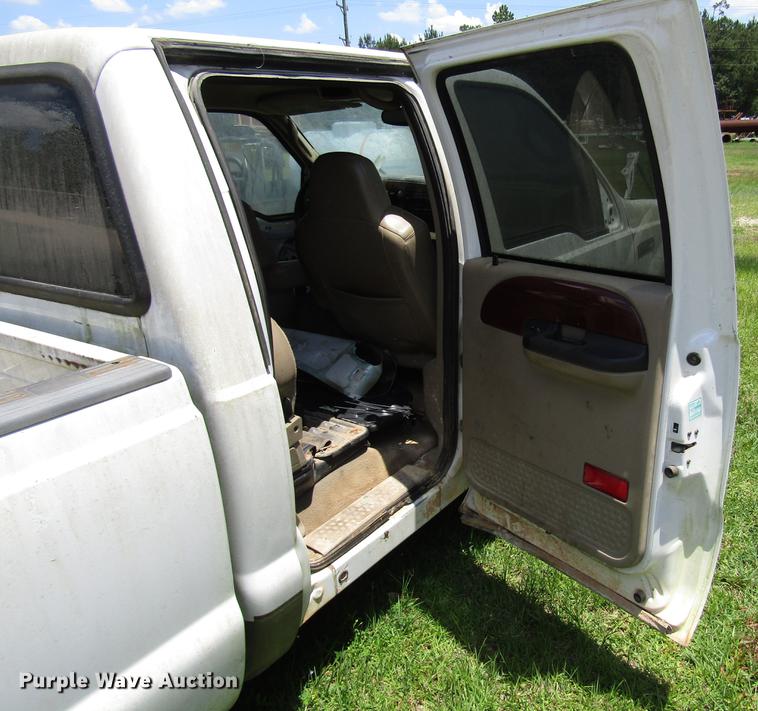image for item DD3011 2005 Ford F350 Super Duty Crew Cab pickup truck