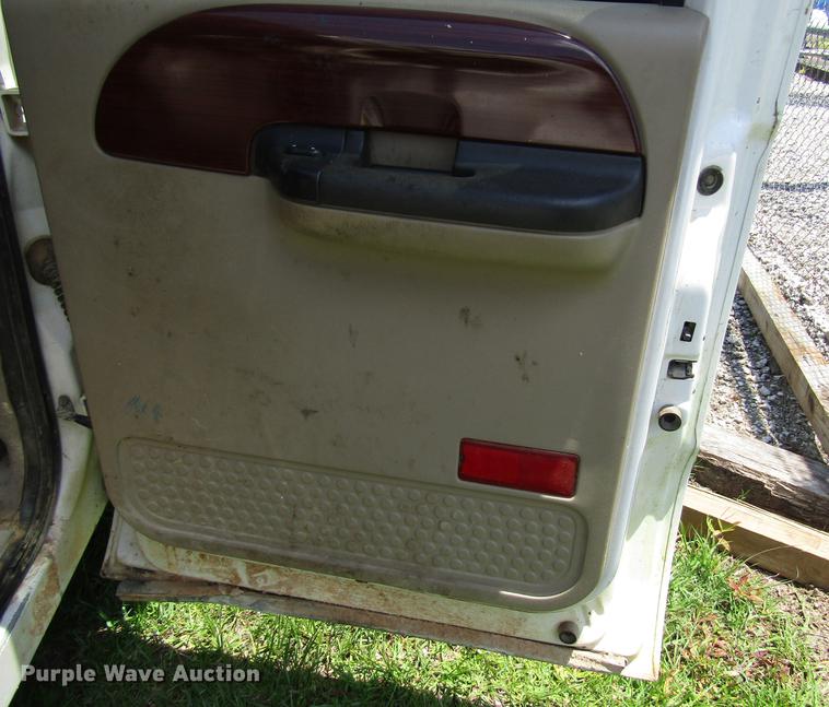 image for item DD3011 2005 Ford F350 Super Duty Crew Cab pickup truck