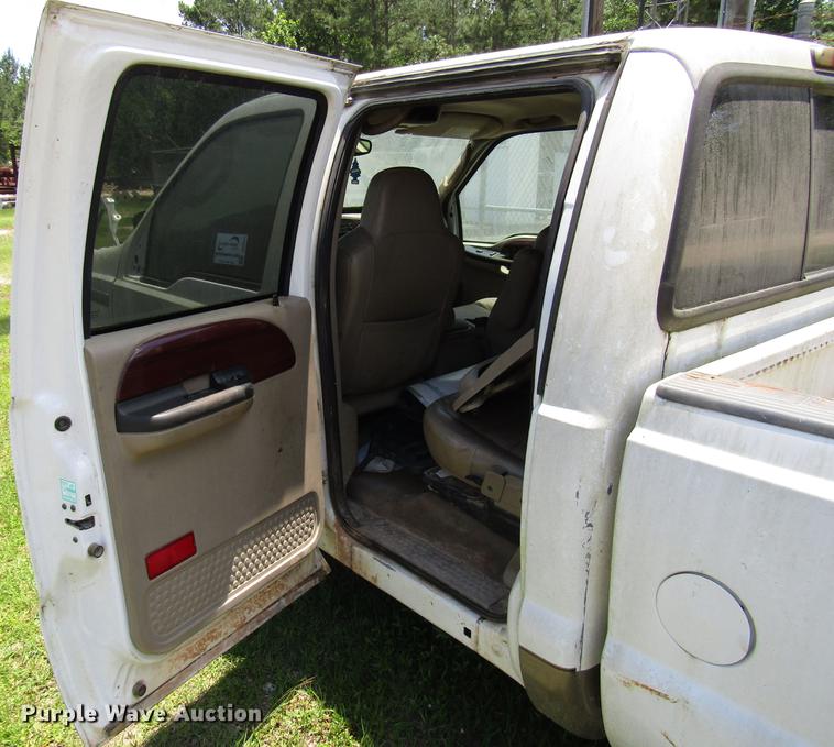 image for item DD3011 2005 Ford F350 Super Duty Crew Cab pickup truck