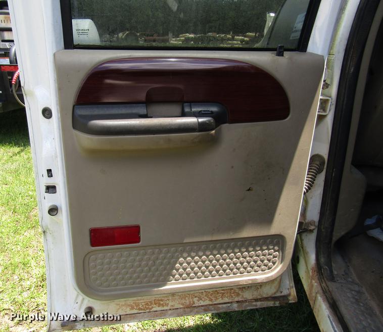 image for item DD3011 2005 Ford F350 Super Duty Crew Cab pickup truck