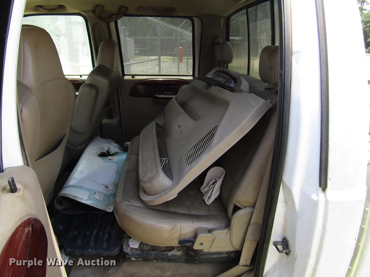 image for item DD3011 2005 Ford F350 Super Duty Crew Cab pickup truck