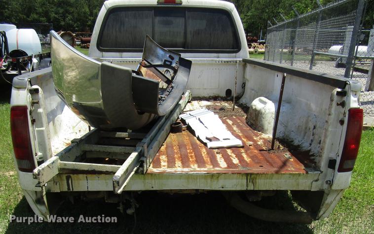 image for item DD3011 2005 Ford F350 Super Duty Crew Cab pickup truck