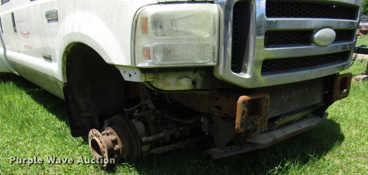 image for item DD3011 2005 Ford F350 Super Duty Crew Cab pickup truck