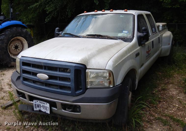 image for item DD3014 2006 Ford F350 Super Duty Crew Cab pickup truck