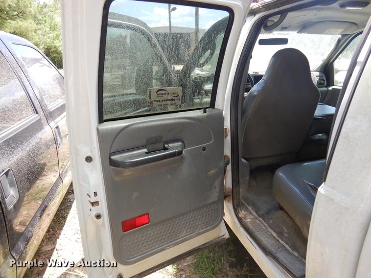 image for item DD3014 2006 Ford F350 Super Duty Crew Cab pickup truck