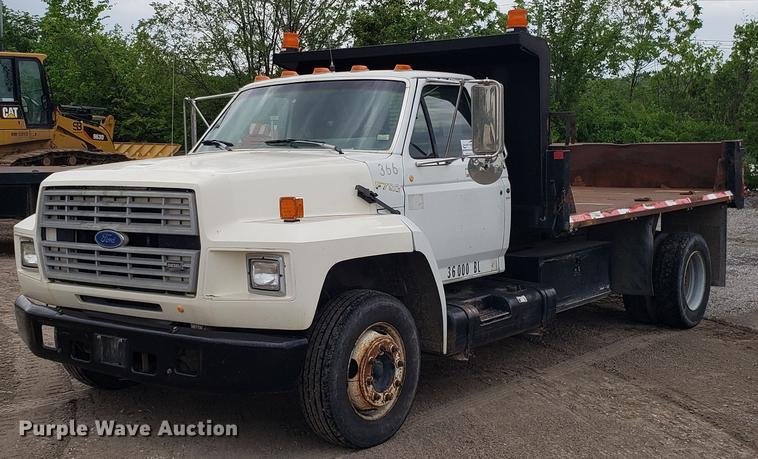 image for item DD4723 1993 Ford F700 dump truck