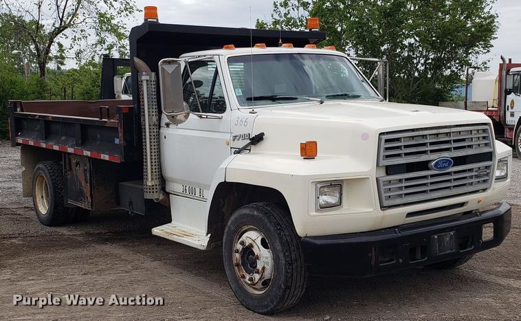 image for item DD4723 1993 Ford F700 dump truck
