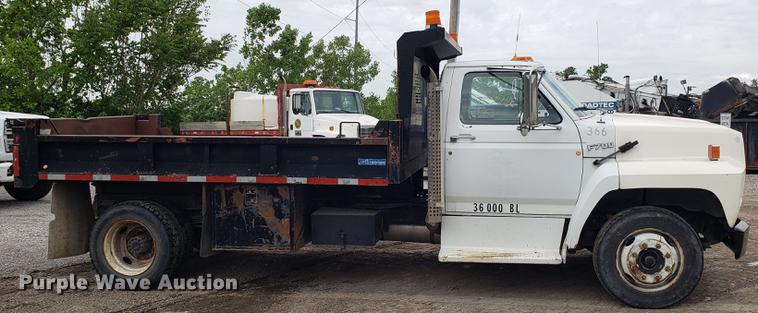 image for item DD4723 1993 Ford F700 dump truck