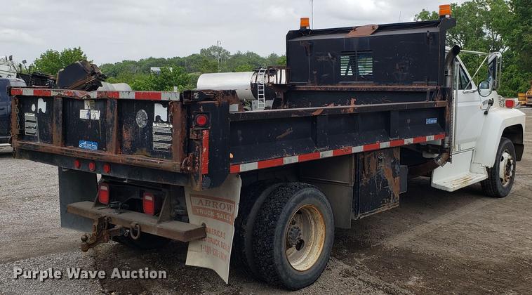 image for item DD4723 1993 Ford F700 dump truck