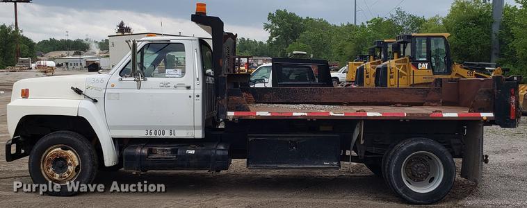 image for item DD4723 1993 Ford F700 dump truck