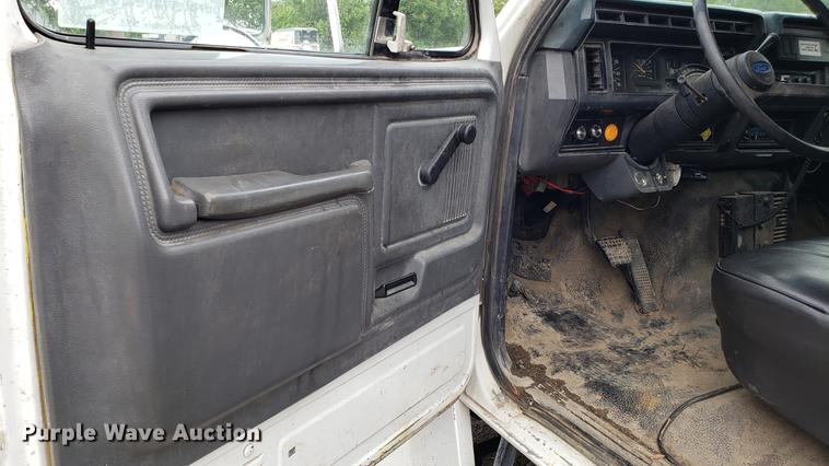 image for item DD4723 1993 Ford F700 dump truck