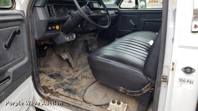 image for item DD4723 1993 Ford F700 dump truck