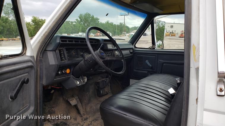 image for item DD4723 1993 Ford F700 dump truck