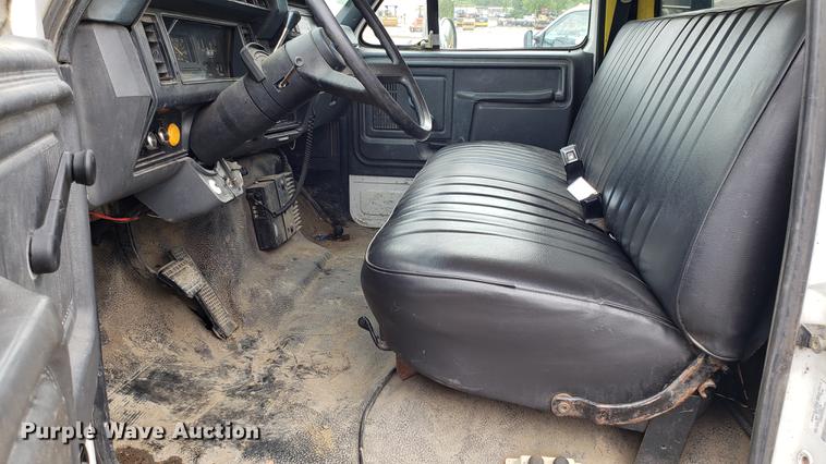 image for item DD4723 1993 Ford F700 dump truck