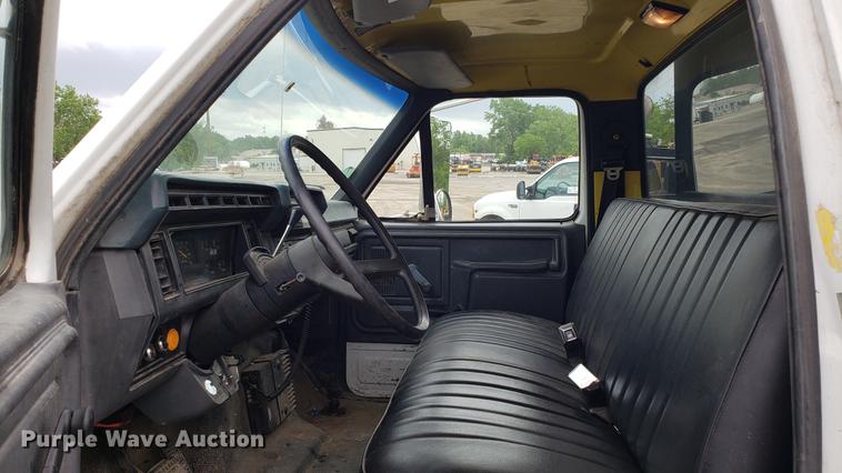 image for item DD4723 1993 Ford F700 dump truck