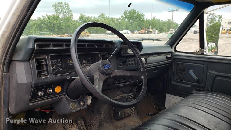 image for item DD4723 1993 Ford F700 dump truck