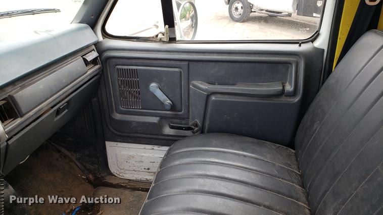 image for item DD4723 1993 Ford F700 dump truck