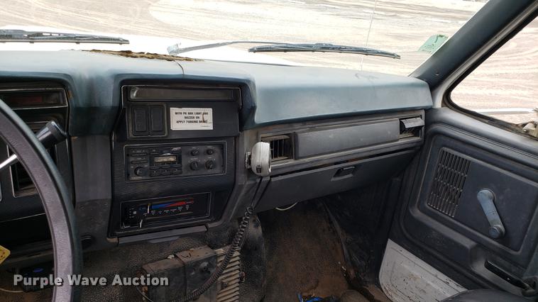 image for item DD4723 1993 Ford F700 dump truck