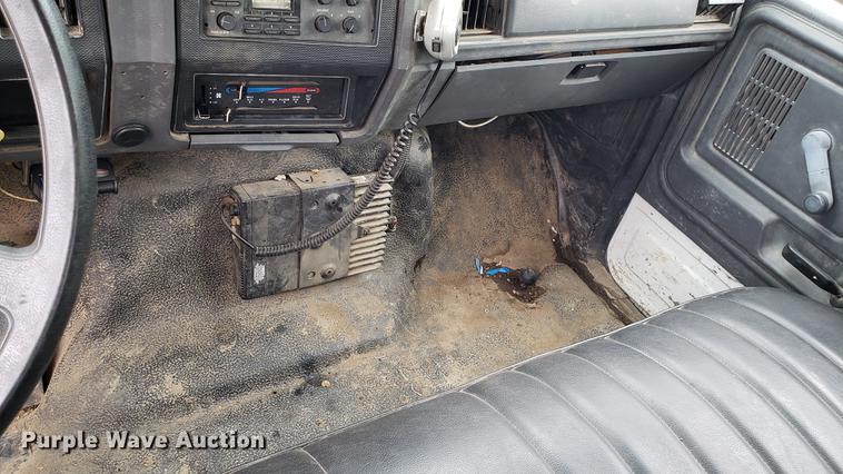 image for item DD4723 1993 Ford F700 dump truck