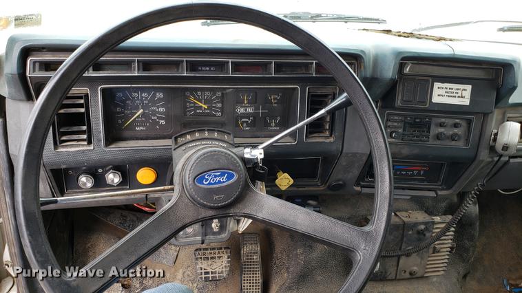image for item DD4723 1993 Ford F700 dump truck