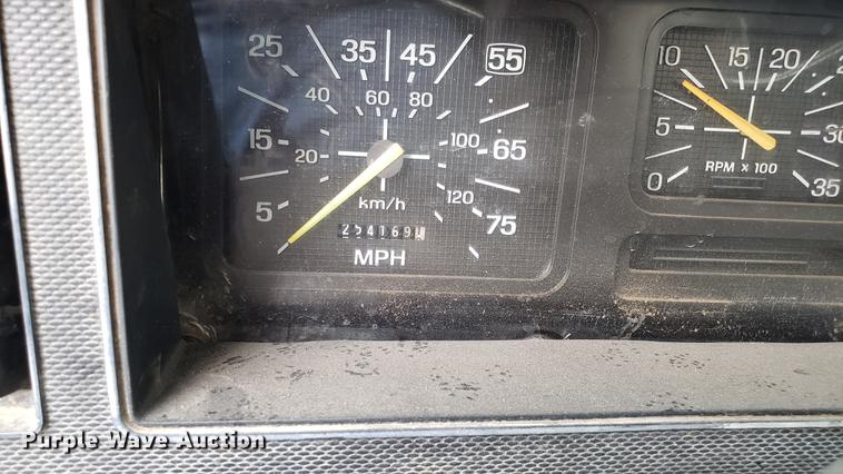 image for item DD4723 1993 Ford F700 dump truck