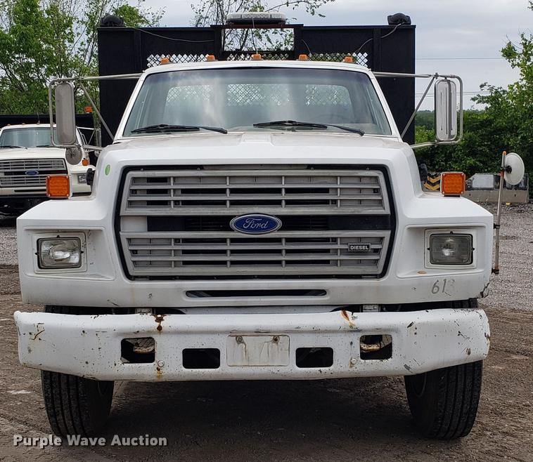 image for item DD4724 1992 Ford F700 flatbed truck