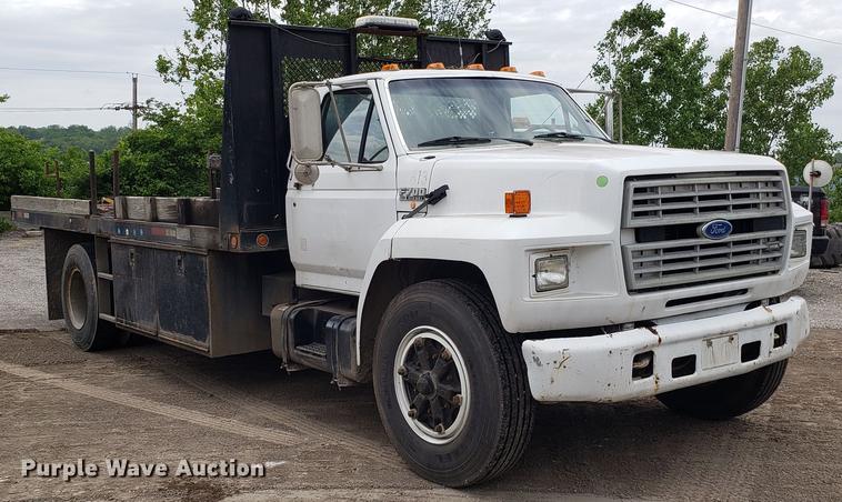 image for item DD4724 1992 Ford F700 flatbed truck