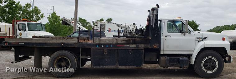 image for item DD4724 1992 Ford F700 flatbed truck