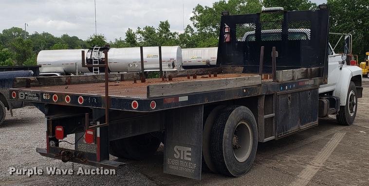 image for item DD4724 1992 Ford F700 flatbed truck
