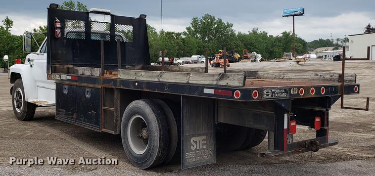 image for item DD4724 1992 Ford F700 flatbed truck