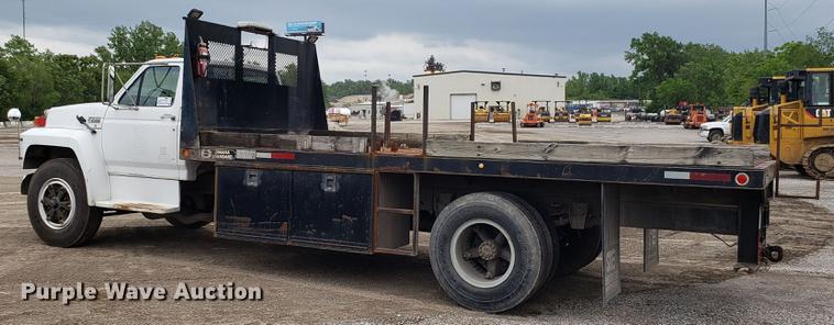 image for item DD4724 1992 Ford F700 flatbed truck