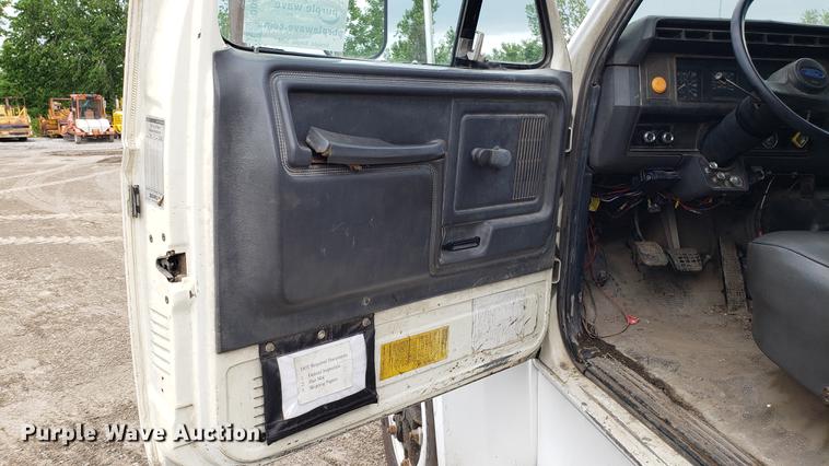 image for item DD4724 1992 Ford F700 flatbed truck