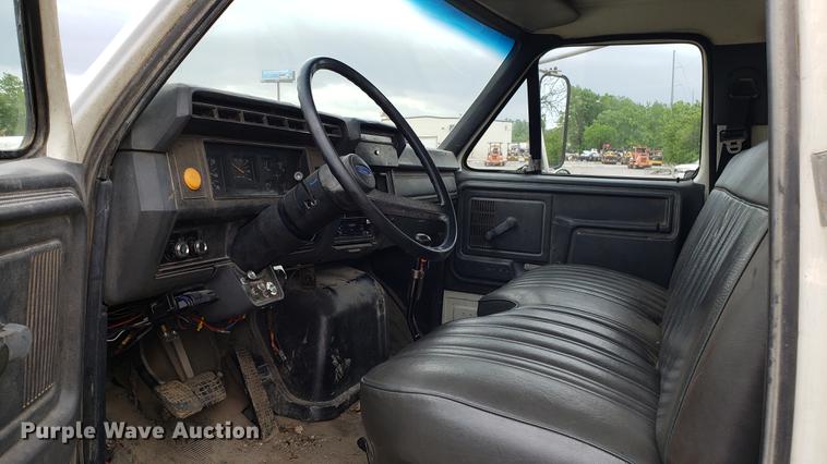 image for item DD4724 1992 Ford F700 flatbed truck