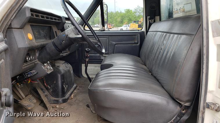 image for item DD4724 1992 Ford F700 flatbed truck