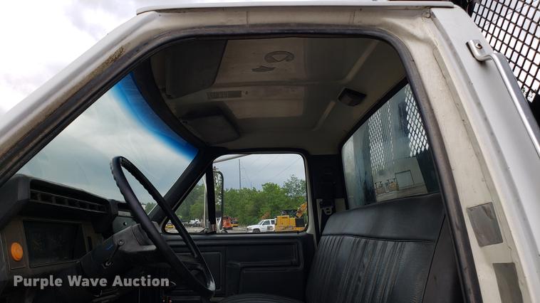image for item DD4724 1992 Ford F700 flatbed truck
