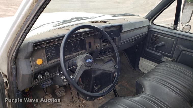 image for item DD4724 1992 Ford F700 flatbed truck