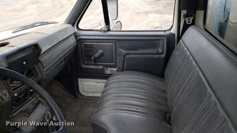 image for item DD4724 1992 Ford F700 flatbed truck