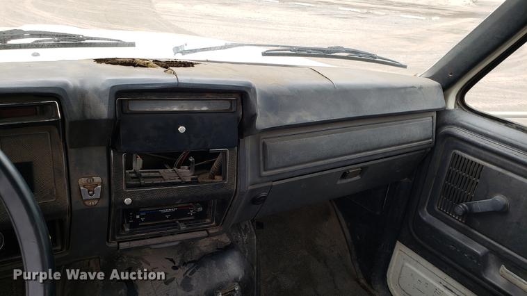 image for item DD4724 1992 Ford F700 flatbed truck