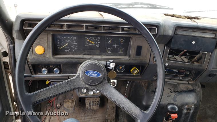 image for item DD4724 1992 Ford F700 flatbed truck