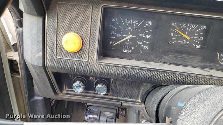 image for item DD4724 1992 Ford F700 flatbed truck