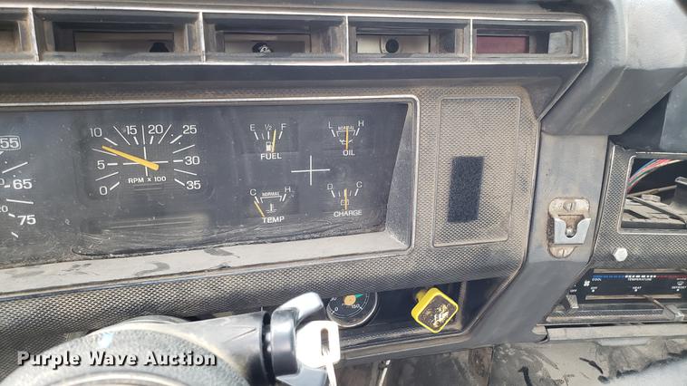 image for item DD4724 1992 Ford F700 flatbed truck